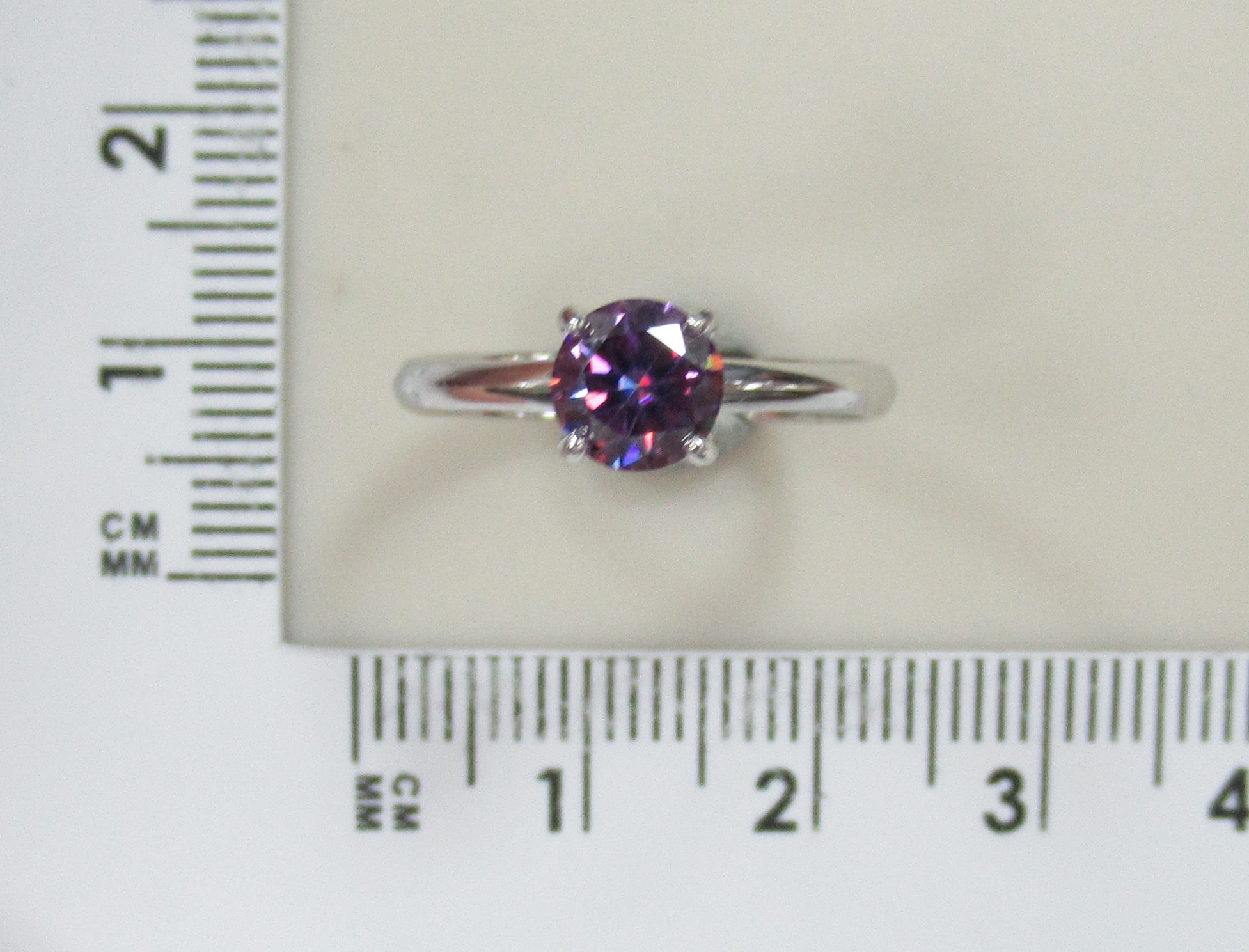 Серебряное кольцо с фиолетовым муассанитом